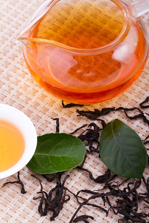 两杯乌龙茶，一片东方韵——从茶叶到光影的悠然之美